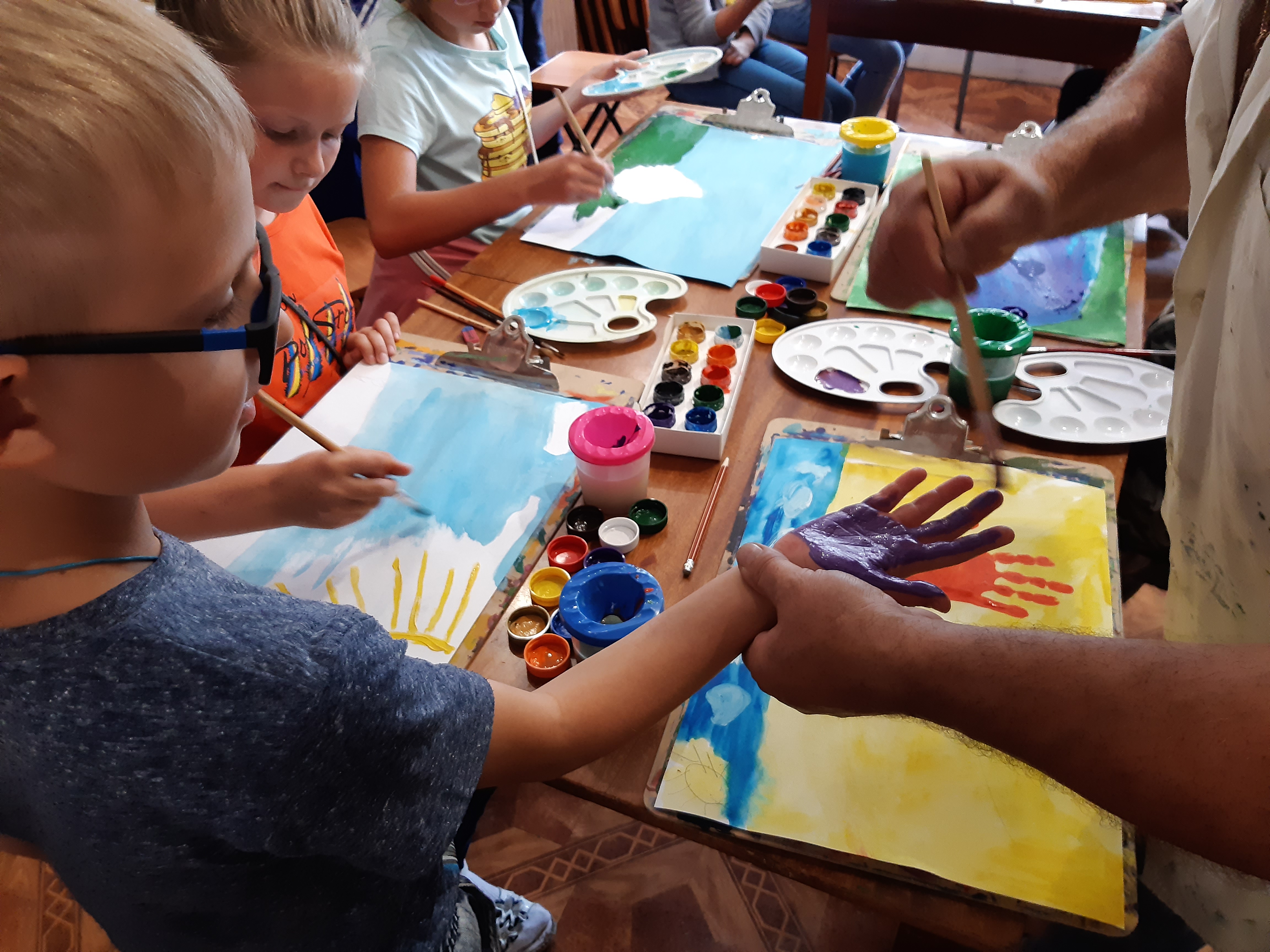 Летняя площадка для детей «ART фабрика» учит нетрадиционной рисованию