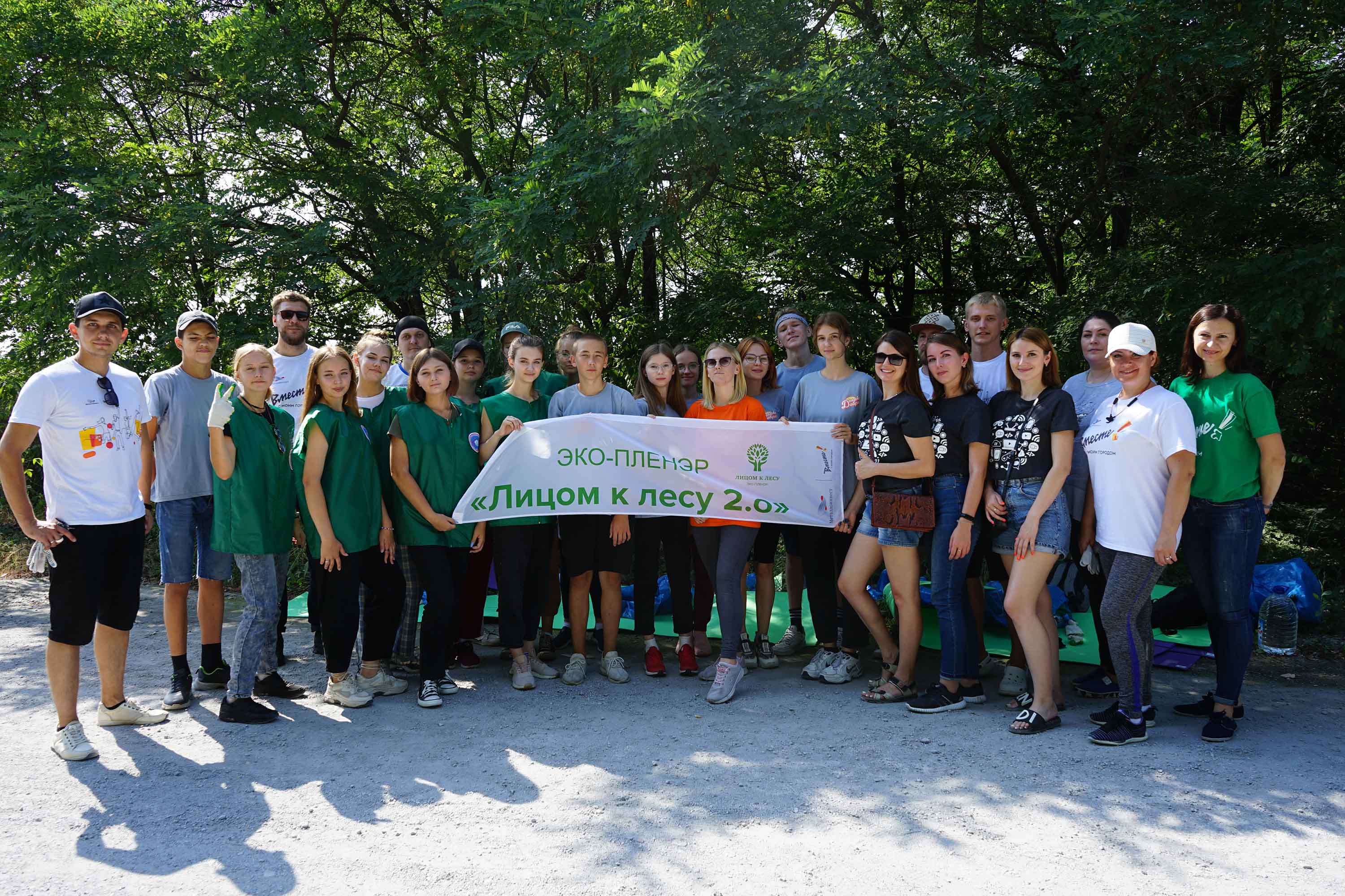 Волонтёры эко-пленэра «Лицом к лесу 2.0» очистили территорию Обуховского лесничества от мусора